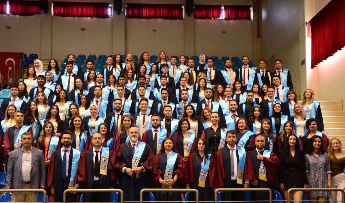 ESOGÜ Diş Hekimliği Fakültesi mezuniyet töreninde genç hekimler diplomalarını aldı.