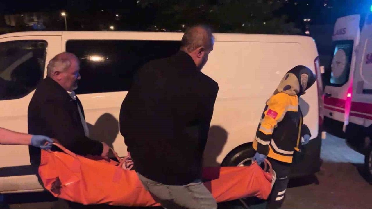 Ordu’nun Ünye ilçesinde evde arkadaşlarıyla birlikte eğlendiği sırada silahla kafasına