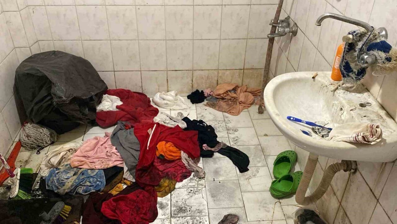 Bolu’da bir apartman dairesinde yaşayan kiracı kadın, evi çöp yığınına