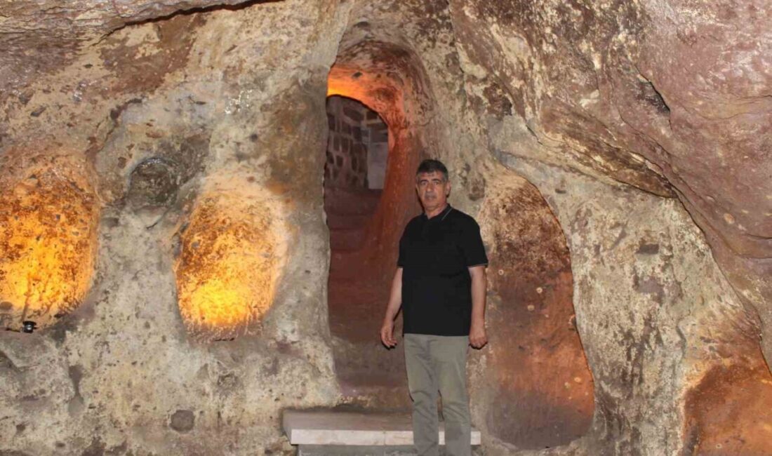 Kayseri’nin Melikgazi ilçesinde dededen kalma konağı temizleyen Mustafa Halıcıoğlu, evinin