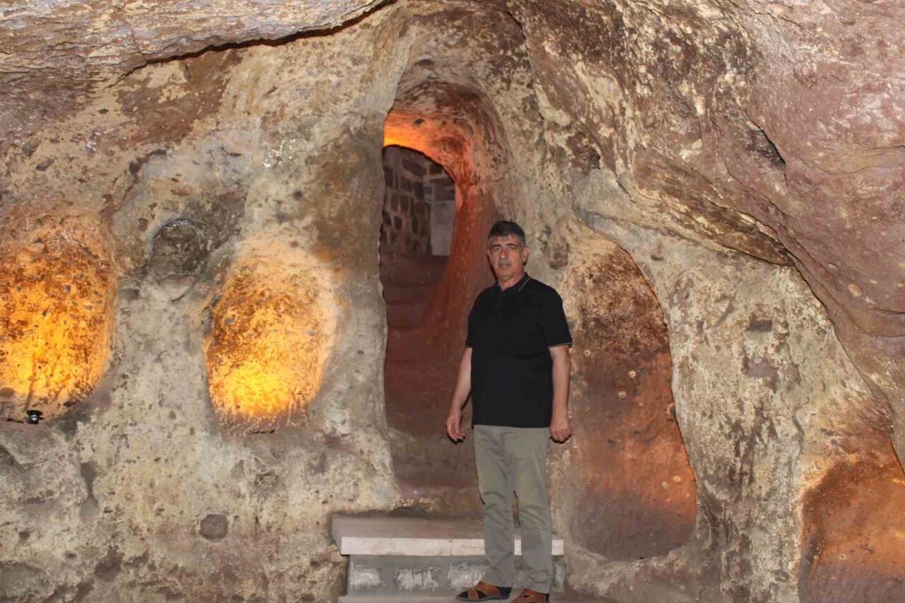 Kayseri’nin Melikgazi ilçesinde dededen kalma konağı temizleyen Mustafa Halıcıoğlu, evinin