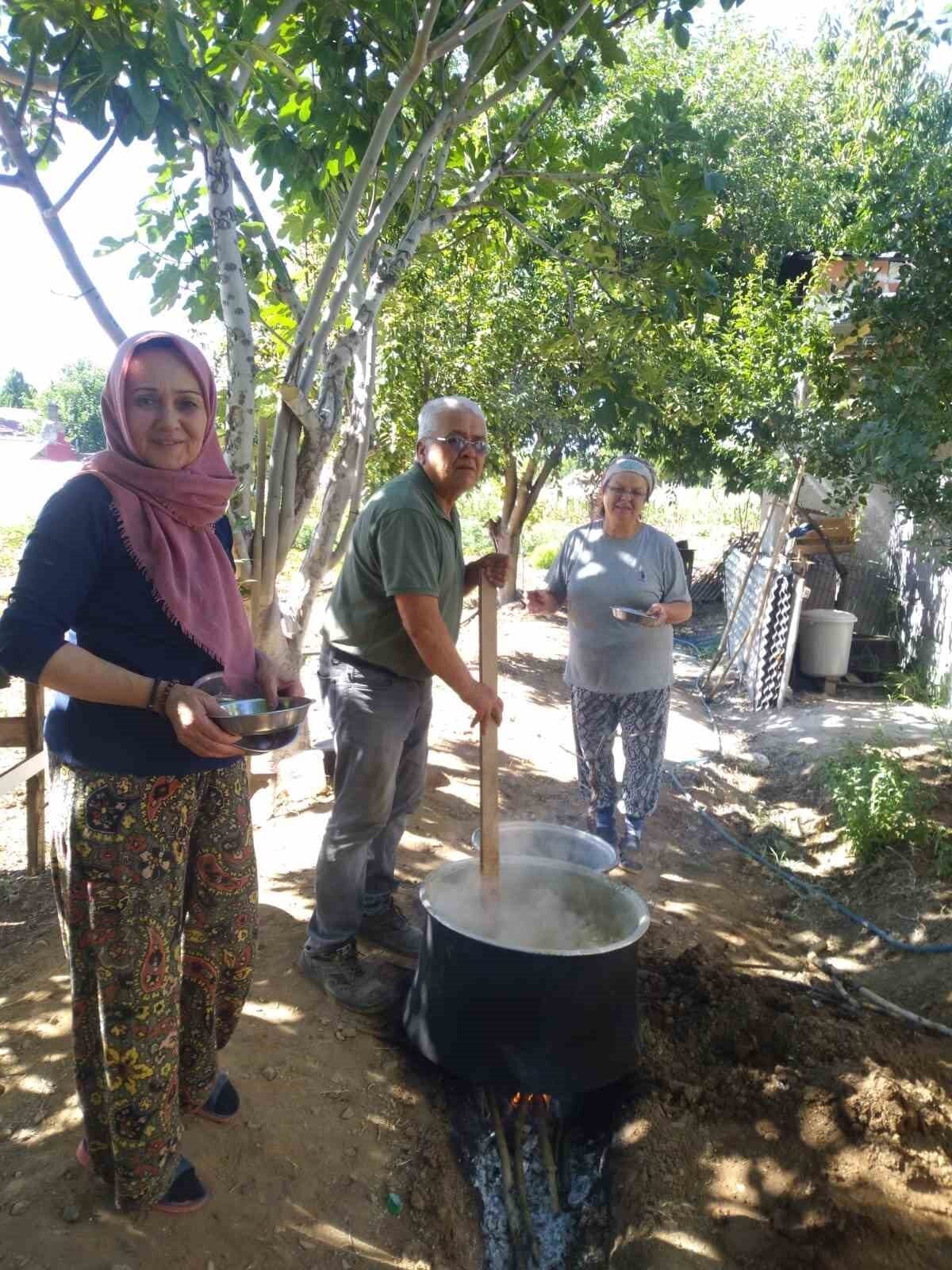 Muharrem ayının simgesi olan aşure, Denizli’nin Acıpayam ilçesinde dualarla ve