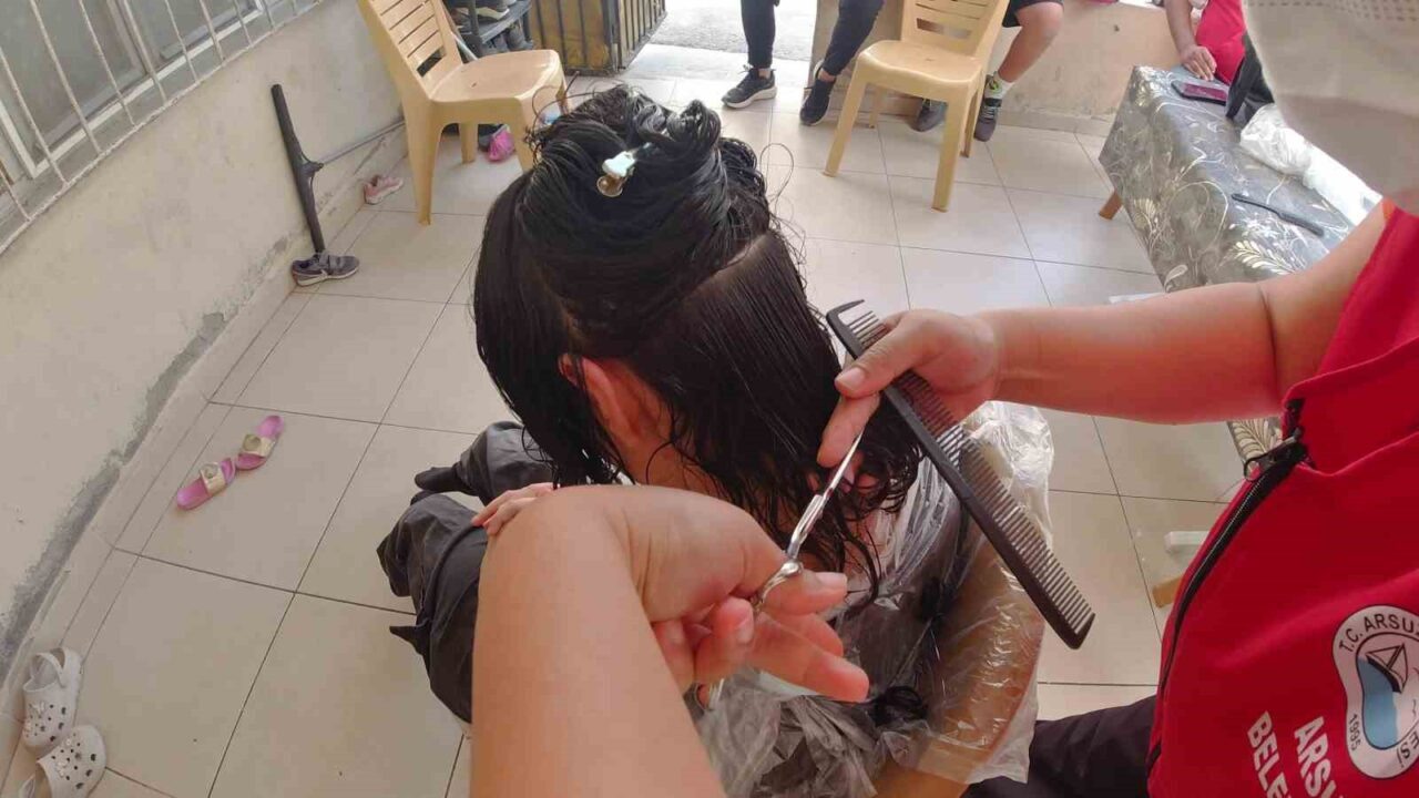 Hatay’da hayata geçirilen “Evde Saç Kesim” projesi kapsamında özel bireyler