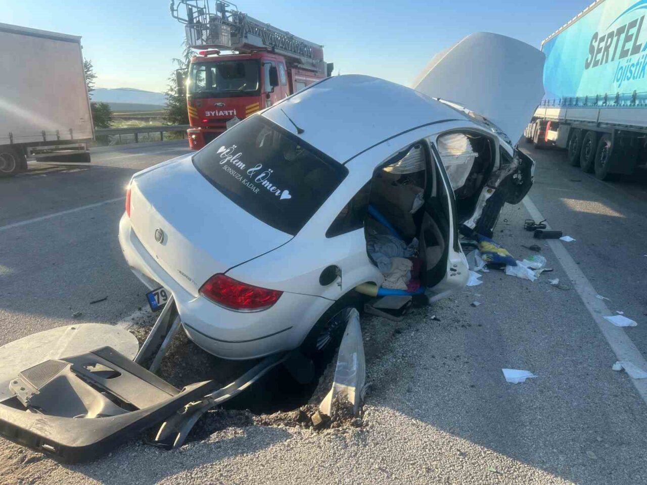 Afyonkarahisar’da traktörle çarpışan otomobildeki üsteğmen hayatını kaybetti, eşi ise ağır