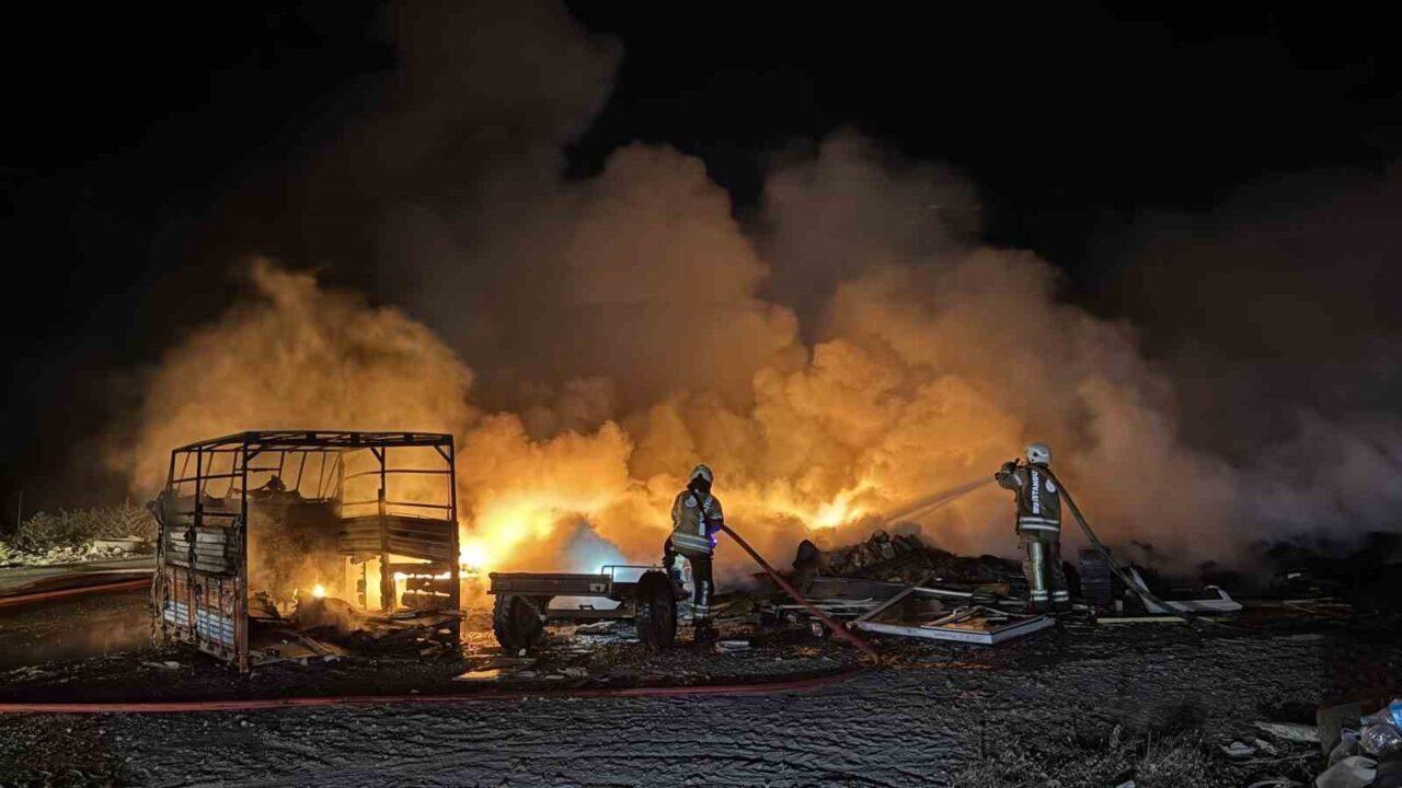 Eyüpsultan’da bir lastik deposunda çıkan yangın paniğe neden oldu. Deponun