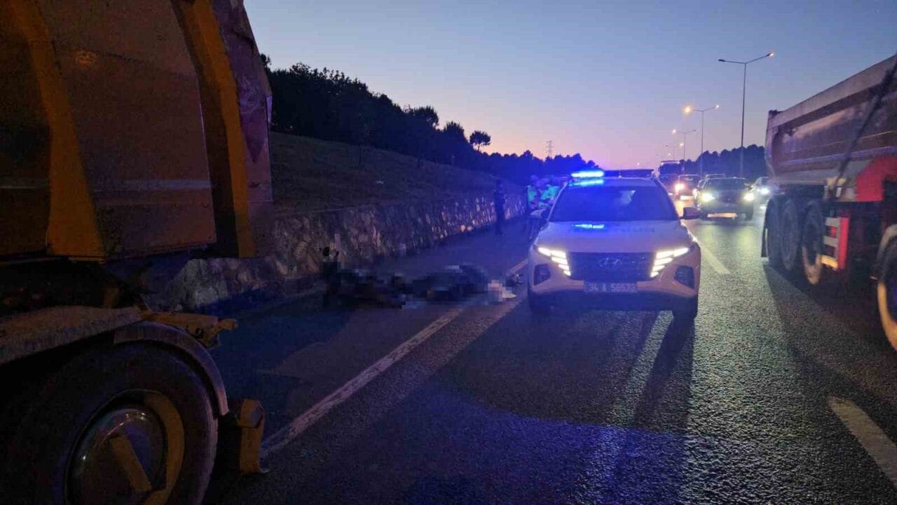 Eyüpsultan’da motosikletin hafriyat kamyonuna çarptığı kazada motosiklet sürücüsü hayatını kaybetti,