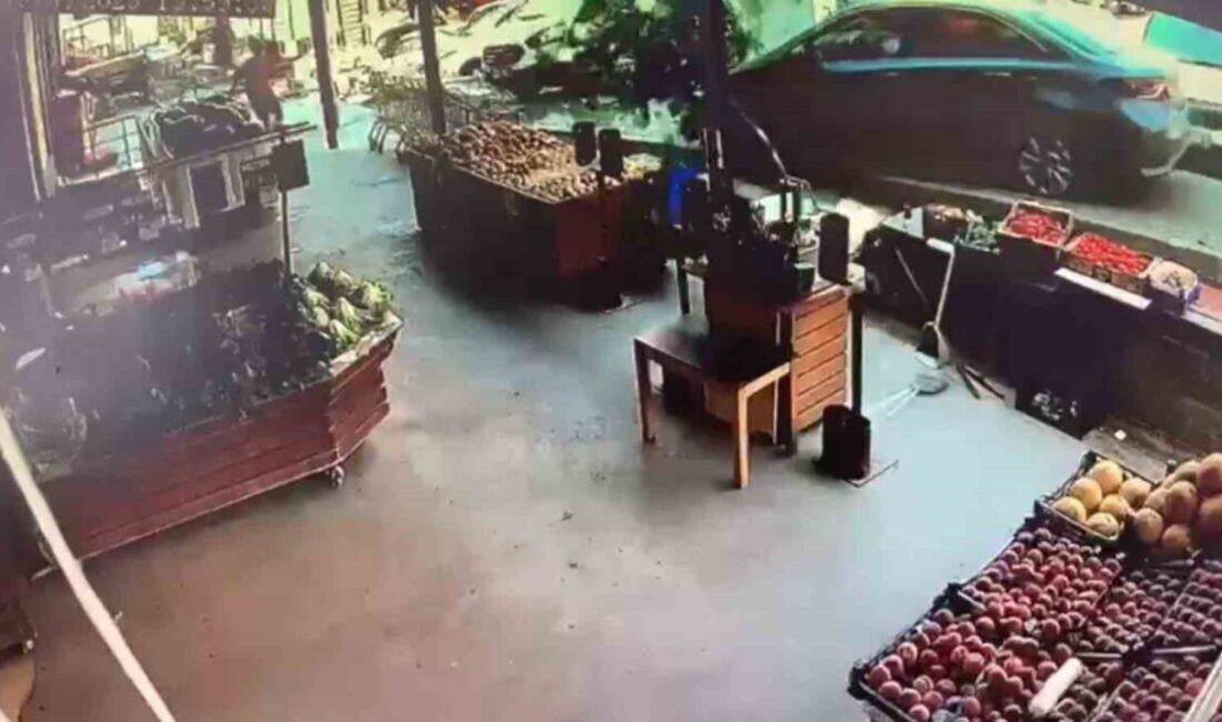 Eyüpsultan’da sürücüsünün direksiyon hakimiyetini kaybettiği otomobil, kaldırıma çıkıp önce park