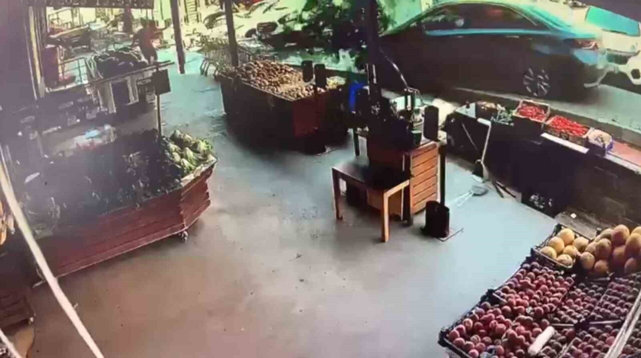 Eyüpsultan’da sürücüsünün direksiyon hakimiyetini kaybettiği otomobil, kaldırıma çıkıp önce park