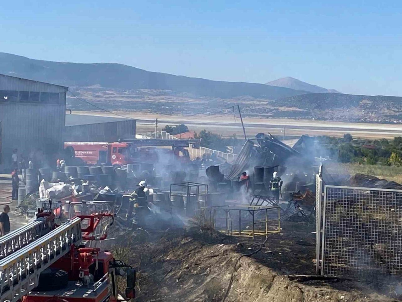 Burdur’da bir mobilya fabrikasının deposunda çıkan yangın, ekiplerin müdahalesiyle kontrol