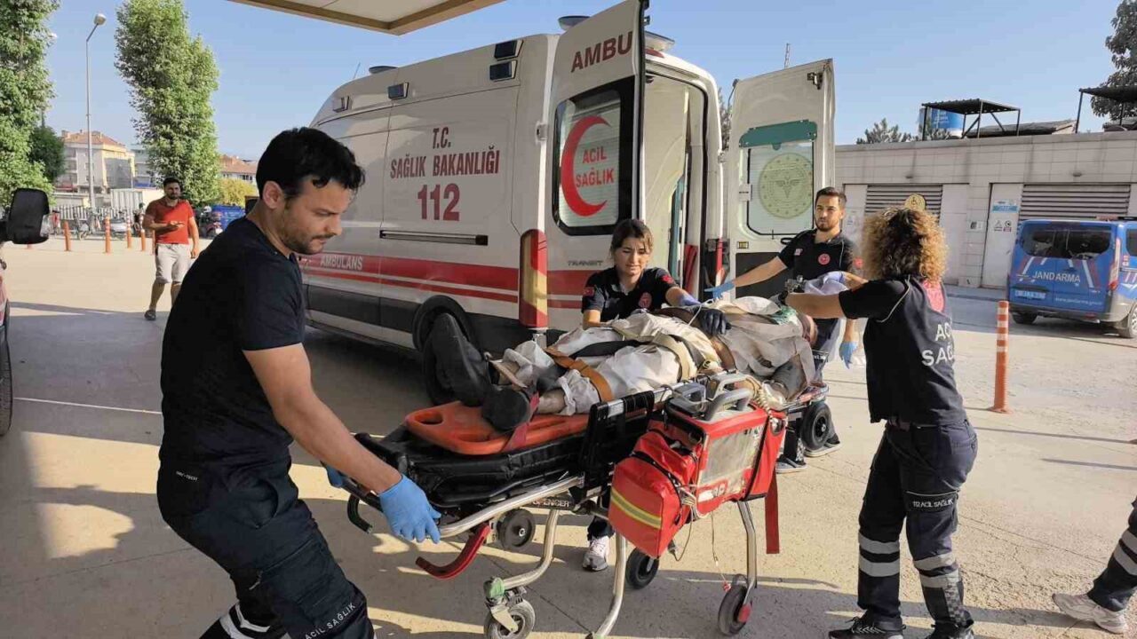 Bursa’nın İnegöl ilçesinde fabrikanın çatısından düşen işçi ağır yaralandı. Olay,