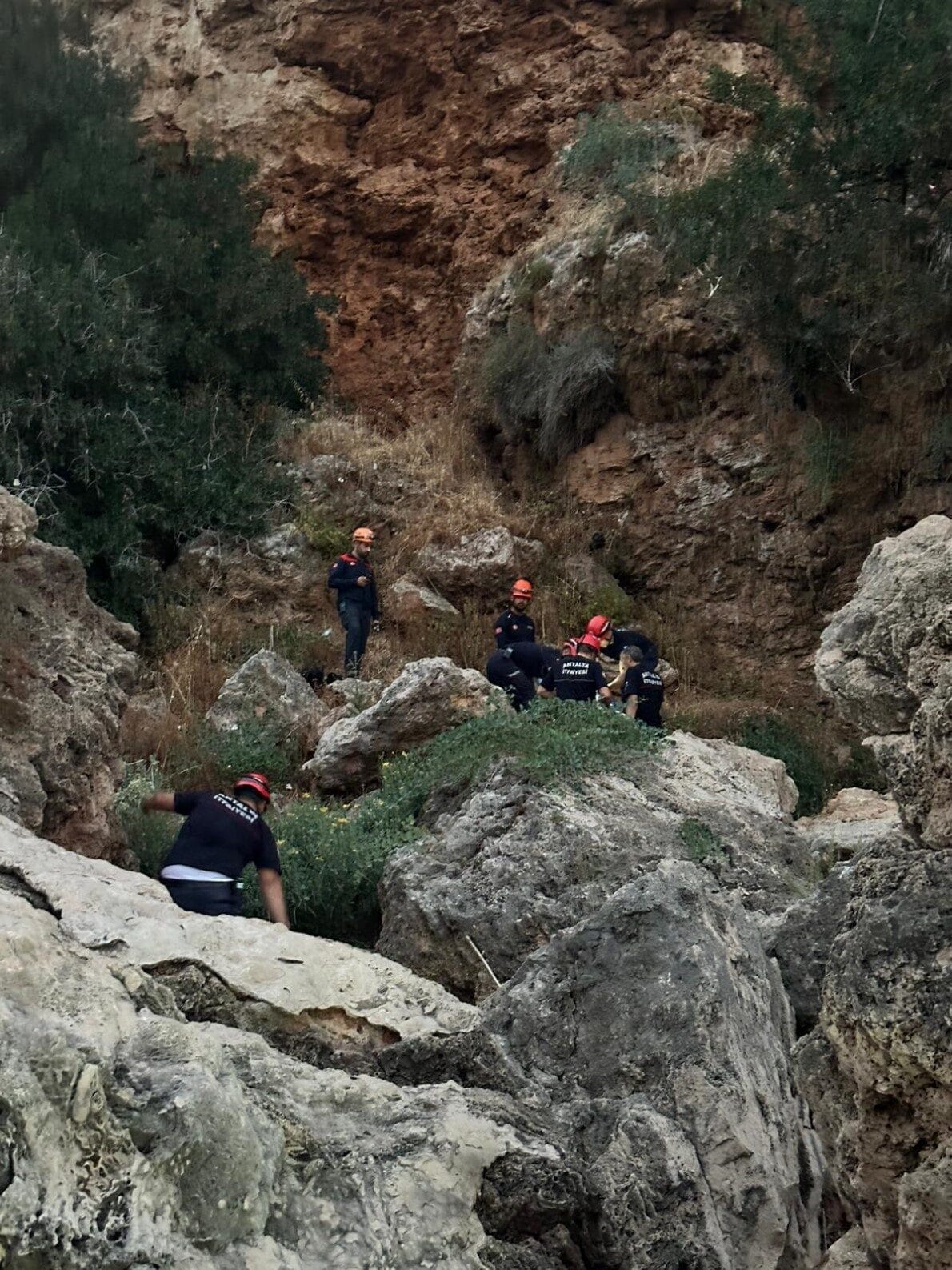 Antalya’da sabaha karşı kayalıklardan düşen ve ekipler tarafından bulunduğu yerden