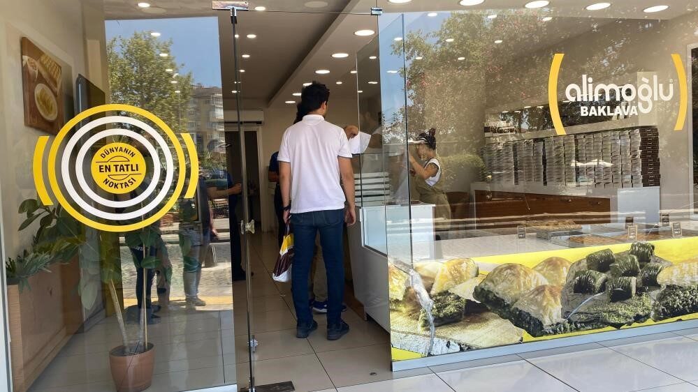 Aydın’ın Efeler ilçesinde baklava satışının yapılan bir iş yerinde fare