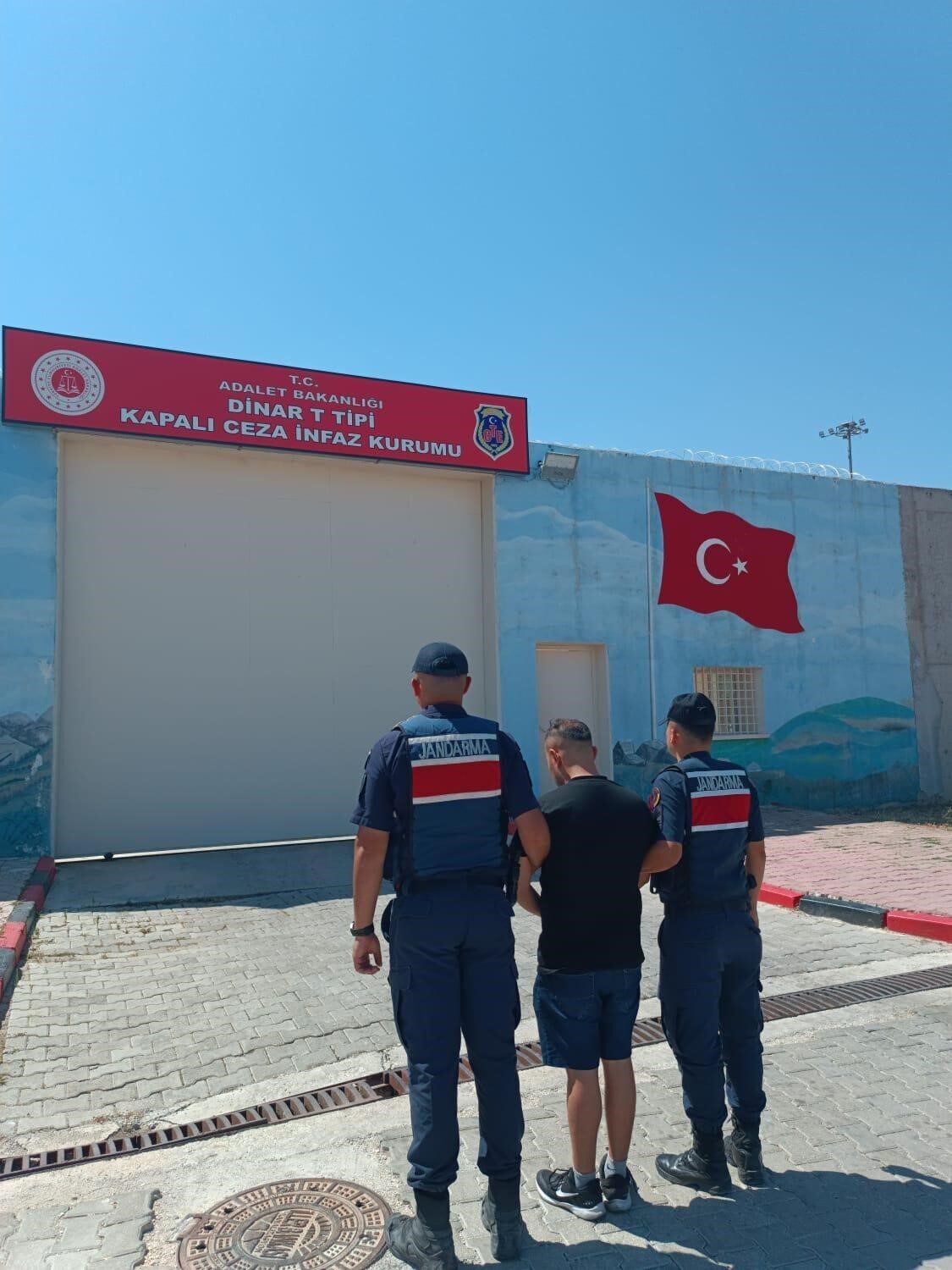 Afyonkarahisar’da çeşitli suçlardan hapis cezaları ile aranan 9 kişi jandarma