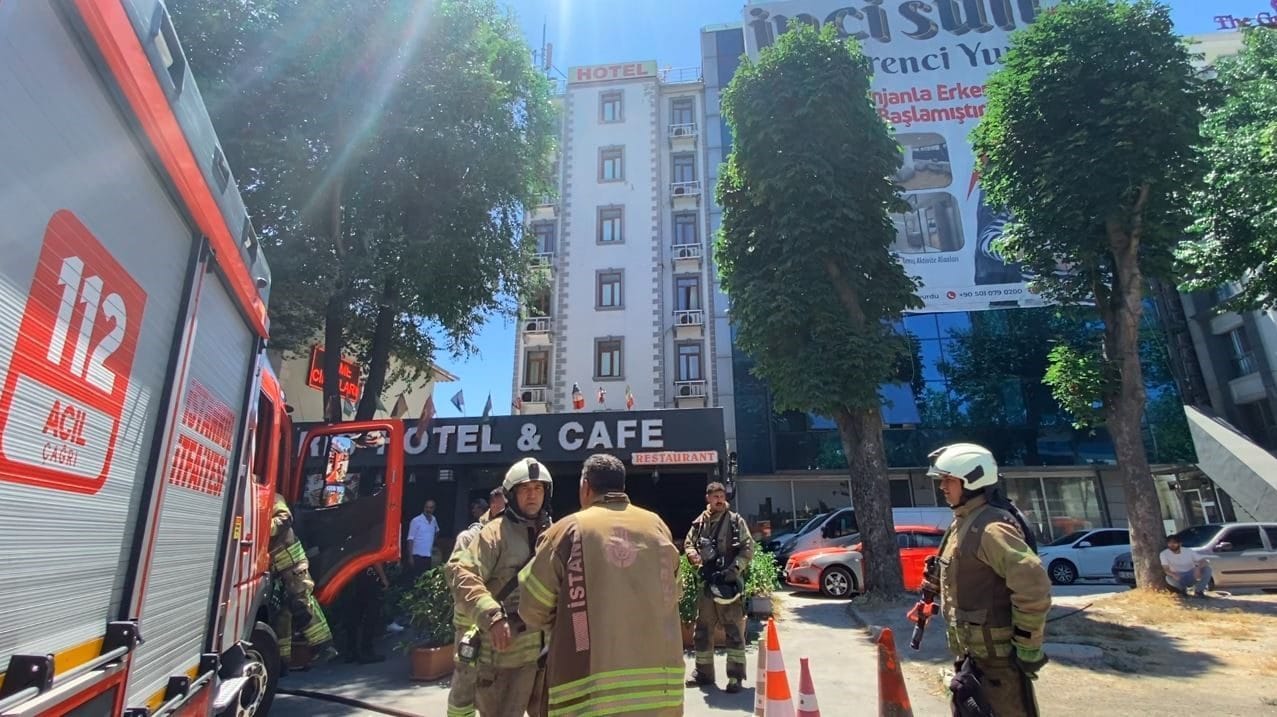 İstanbul Fatih’te bulunan 6 katlı otelin yemekhane bölümünde yangın meydana