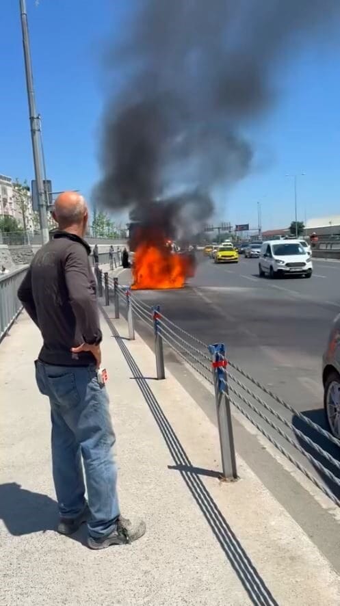 İstanbul Fatih’te hareket halindeki otomobil henüz belirlenemeyen bir nedenle yanmaya
