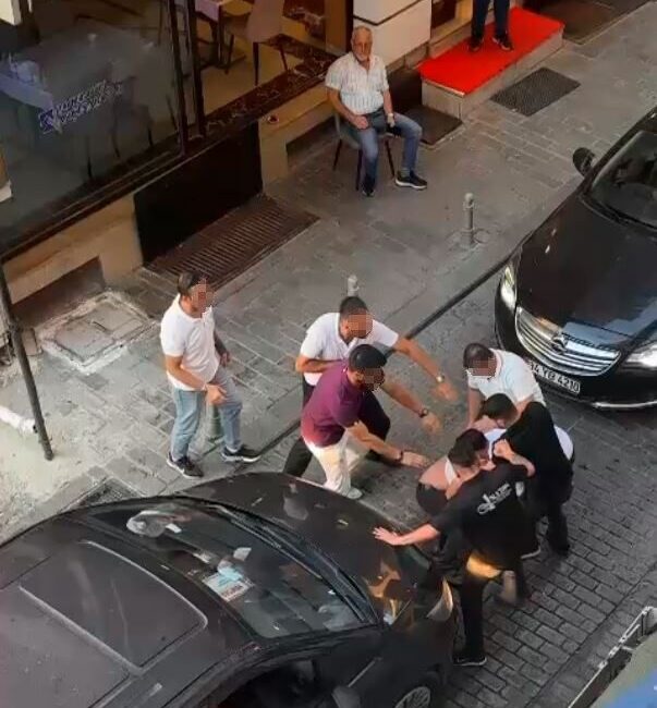 Fatih’te iki sürücü arasında yol verme nedeniyle çıkan tartışmaya bir