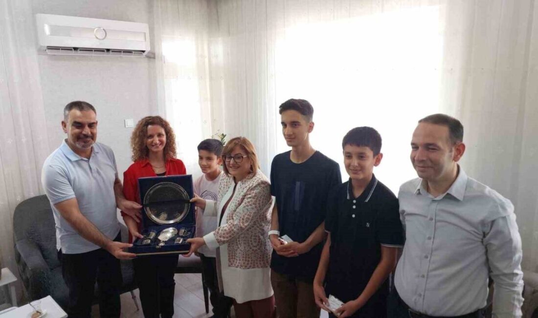 Gaziantep Büyükşehir Belediye Başkanı Fatma Şahin, YKS-2025 Türkiye birincisi olan