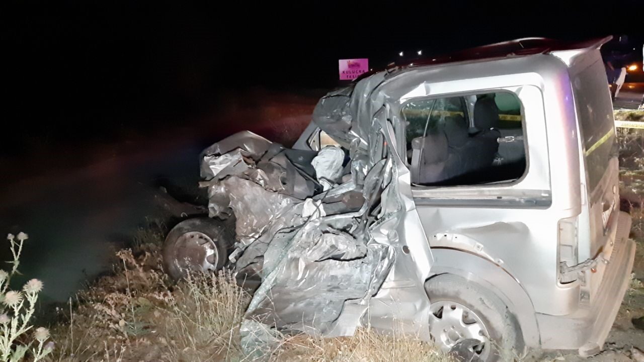 Bolu’da gece saatlerinde yola aniden çıkan bir geyiğe çarpan hafif