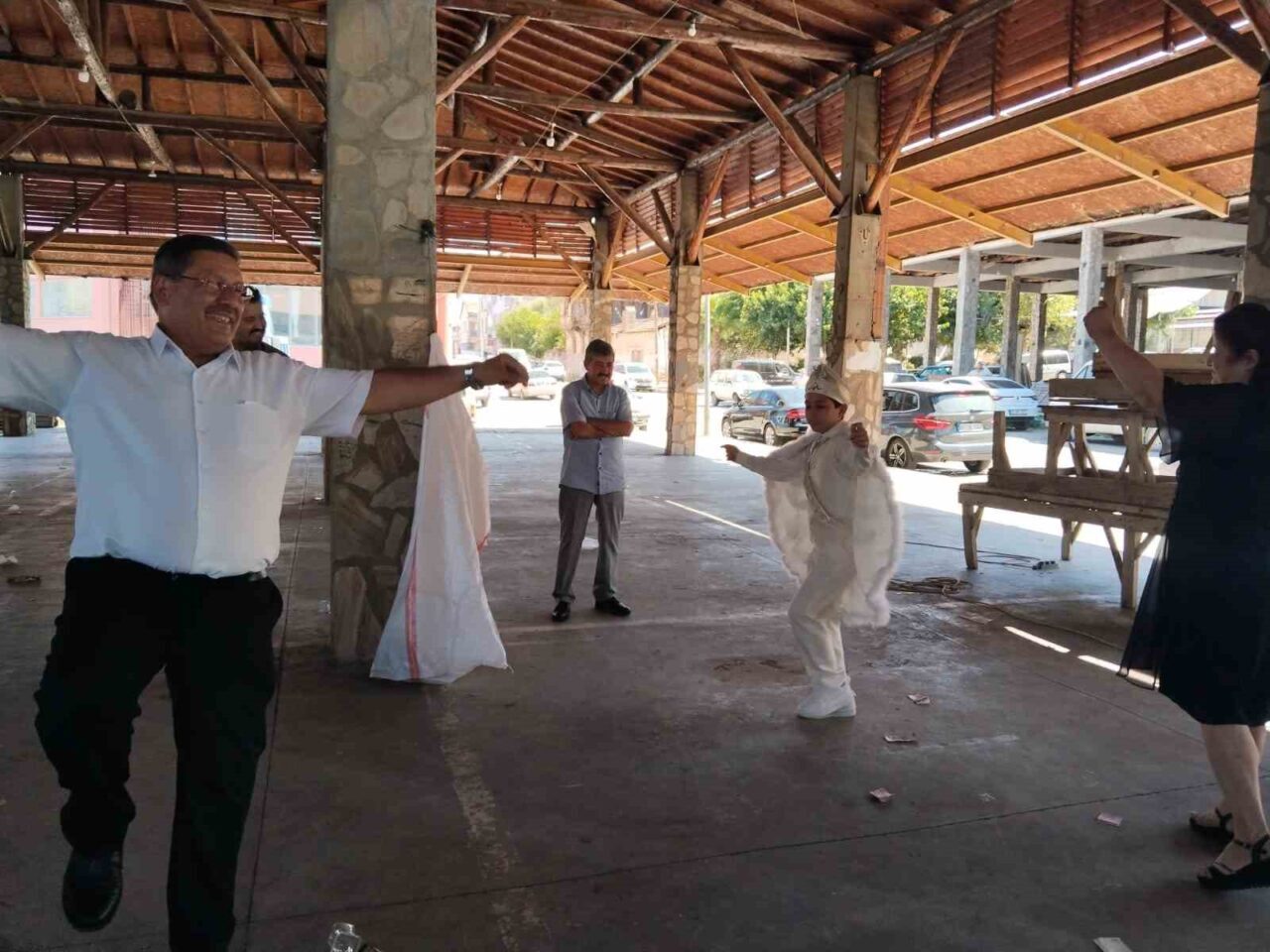 Aydın’ın Karacasu ilçesinde düzenlenen sünnet düğününde hüzün ve sevinç bir