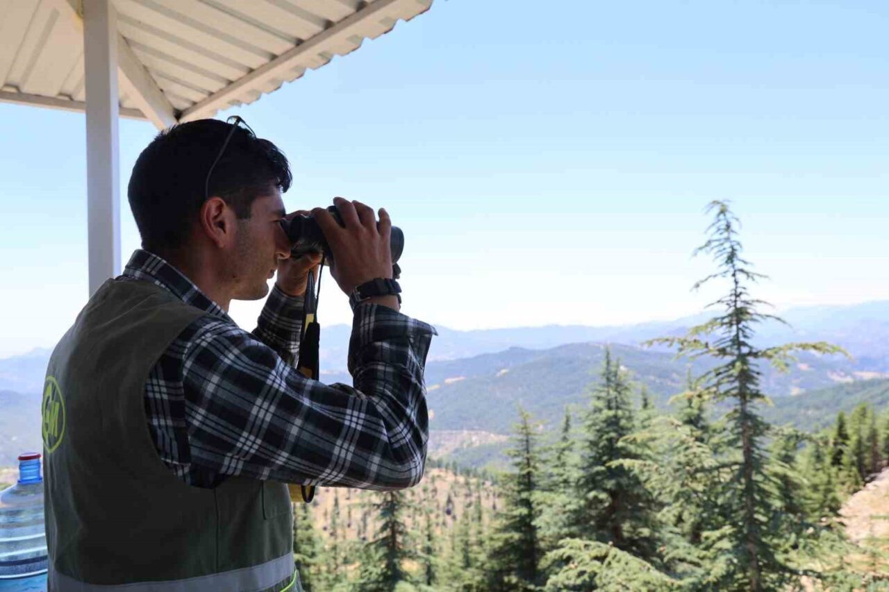 Adana’nın Feke ilçesinde bin 700 rakımda bulunan kulelerde bulunan bekçiler