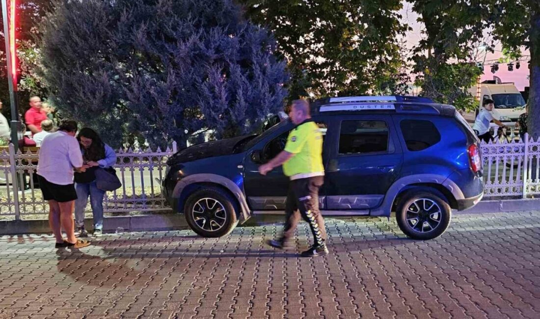 Kastamonu’nun Cide ilçesinde fenalaşan sürücü idaresindeki cip, kaldırıma çıkarak ağaca
