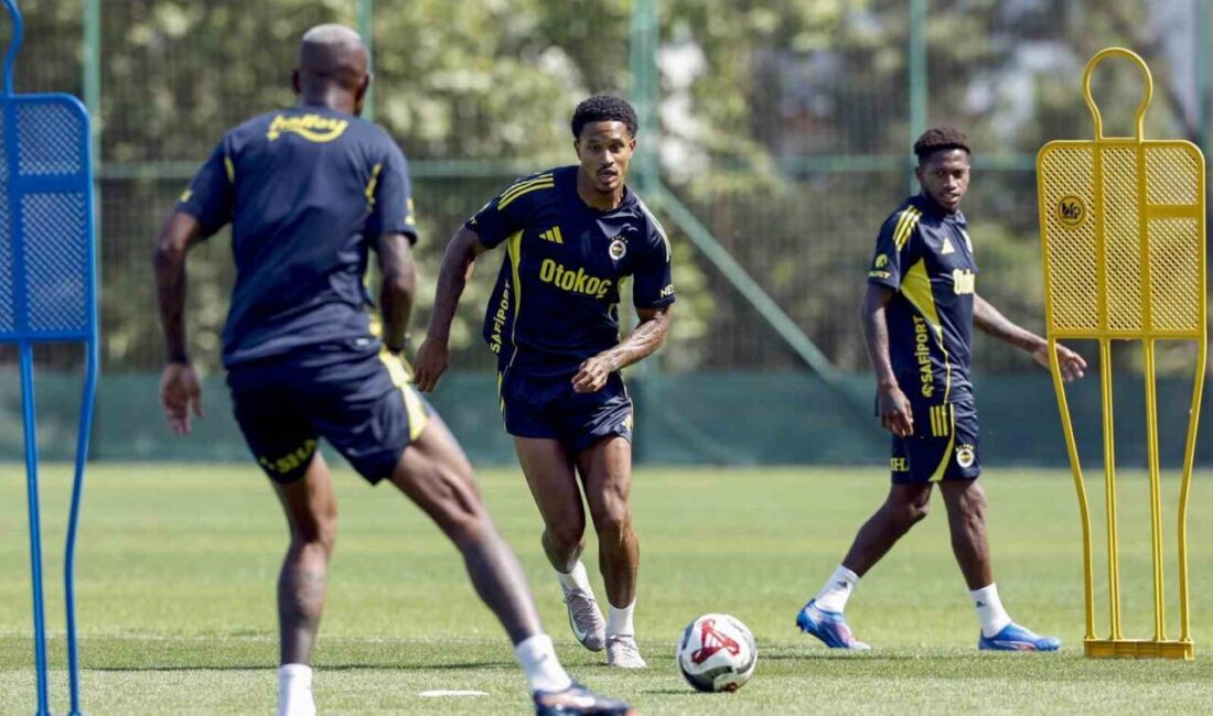 Fenerbahçe, yeni sezon hazırlıklarını bugün öğle saatlerinde yaptığı antrenmanla sürdürdü.