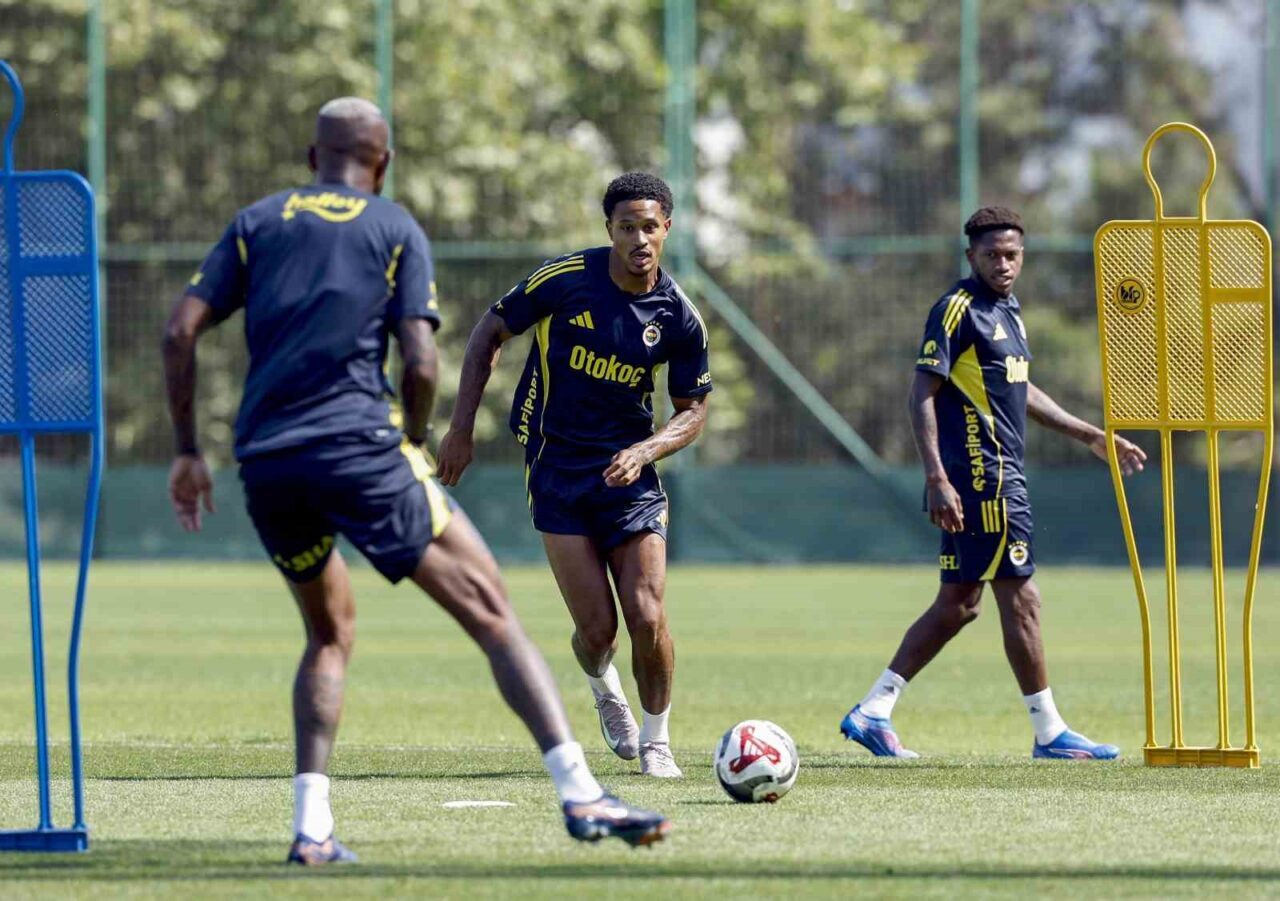 Fenerbahçe, yeni sezon hazırlıklarını bugün öğle saatlerinde yaptığı antrenmanla sürdürdü.