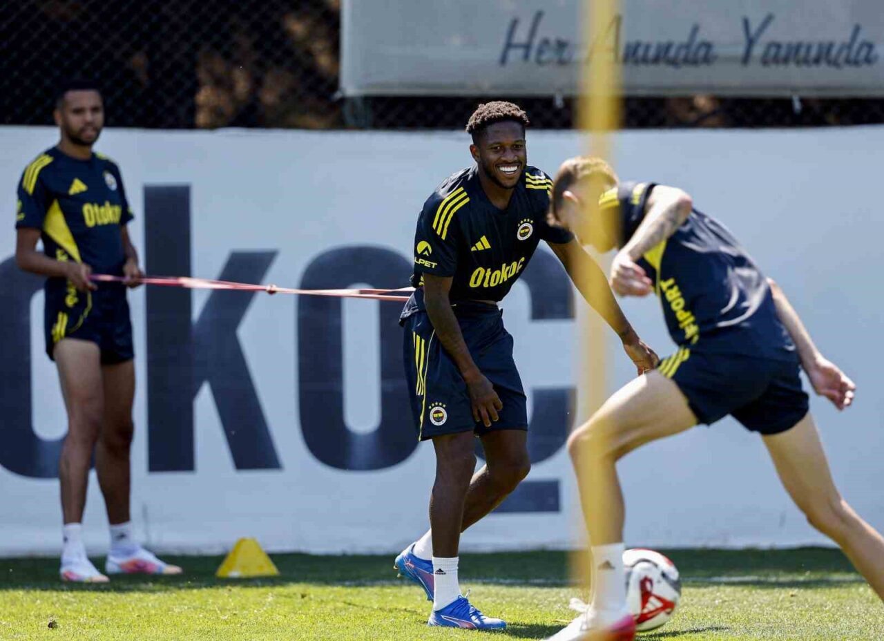 Fenerbahçe, yeni sezon hazırlıklarını bugün sabah saatlerinde yaptığı antrenmanla sürdürdü.
