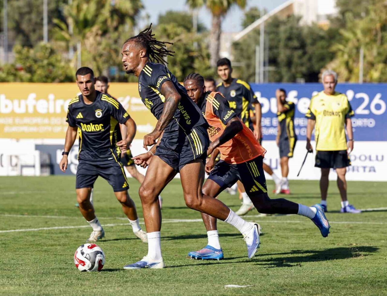 2025-2026 sezonu hazırlıklarını Portekiz’de sürdüren Fenerbahçe, günü gerçekleştirdiği çift antrenmanla