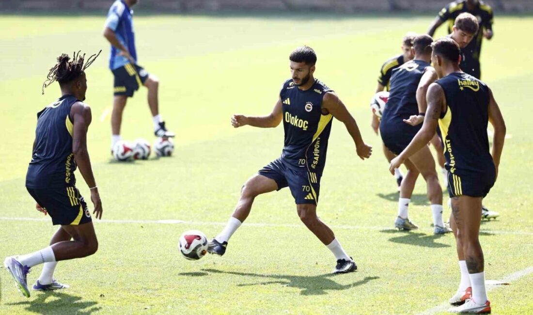 Fenerbahçe, yeni sezon hazırlıklarını sabah saatlerinde Fenerbahçe Can Bartu Tesisleri’nde