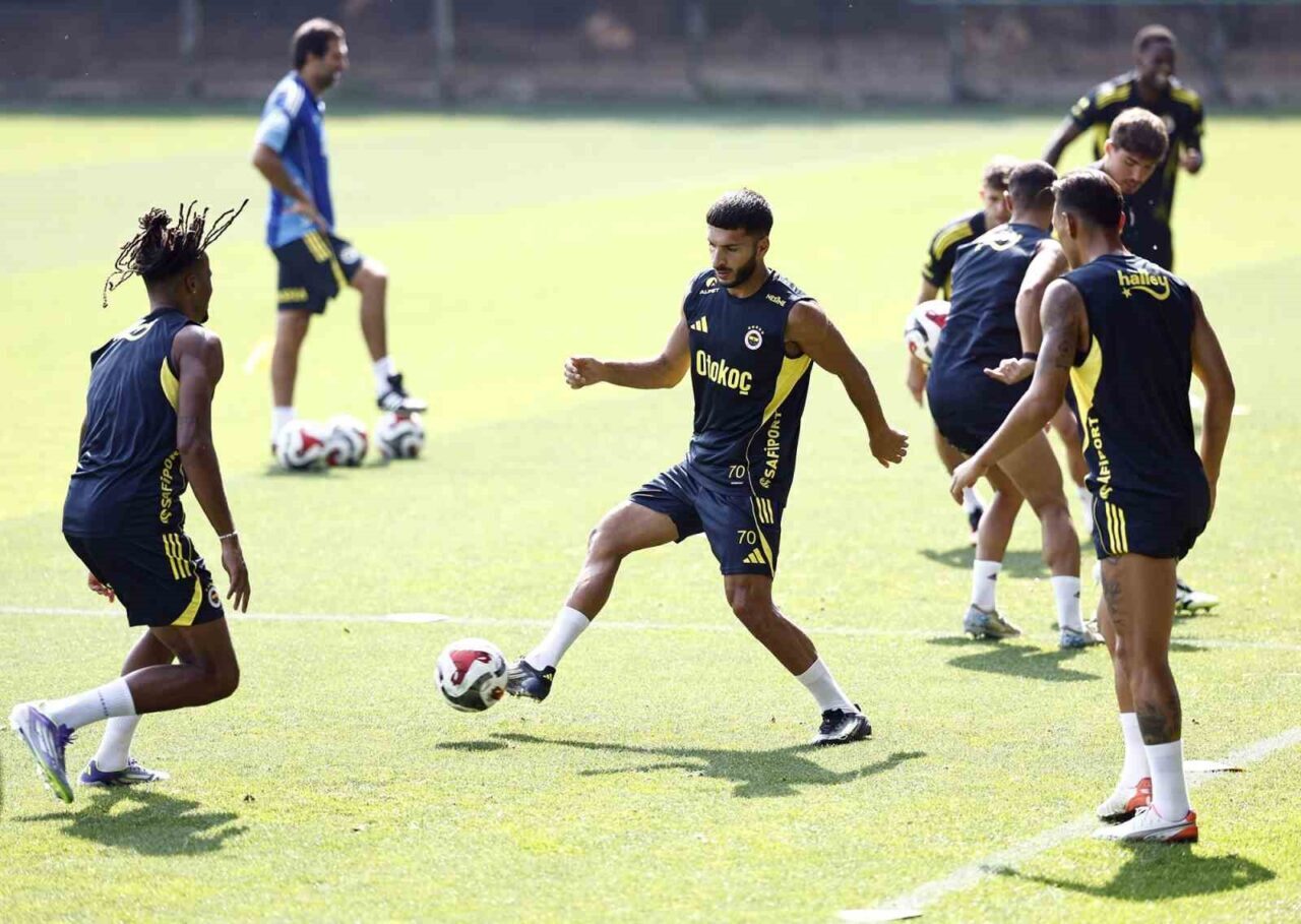Fenerbahçe, yeni sezon hazırlıklarını sabah saatlerinde Fenerbahçe Can Bartu Tesisleri’nde