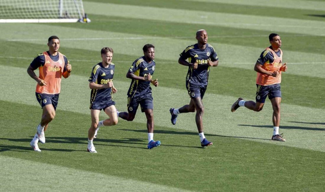 Fenerbahçe, yeni sezon hazırlıklarını akşam saatlerinde yaptığı antrenmanla sürdürdü. Fenerbahçe