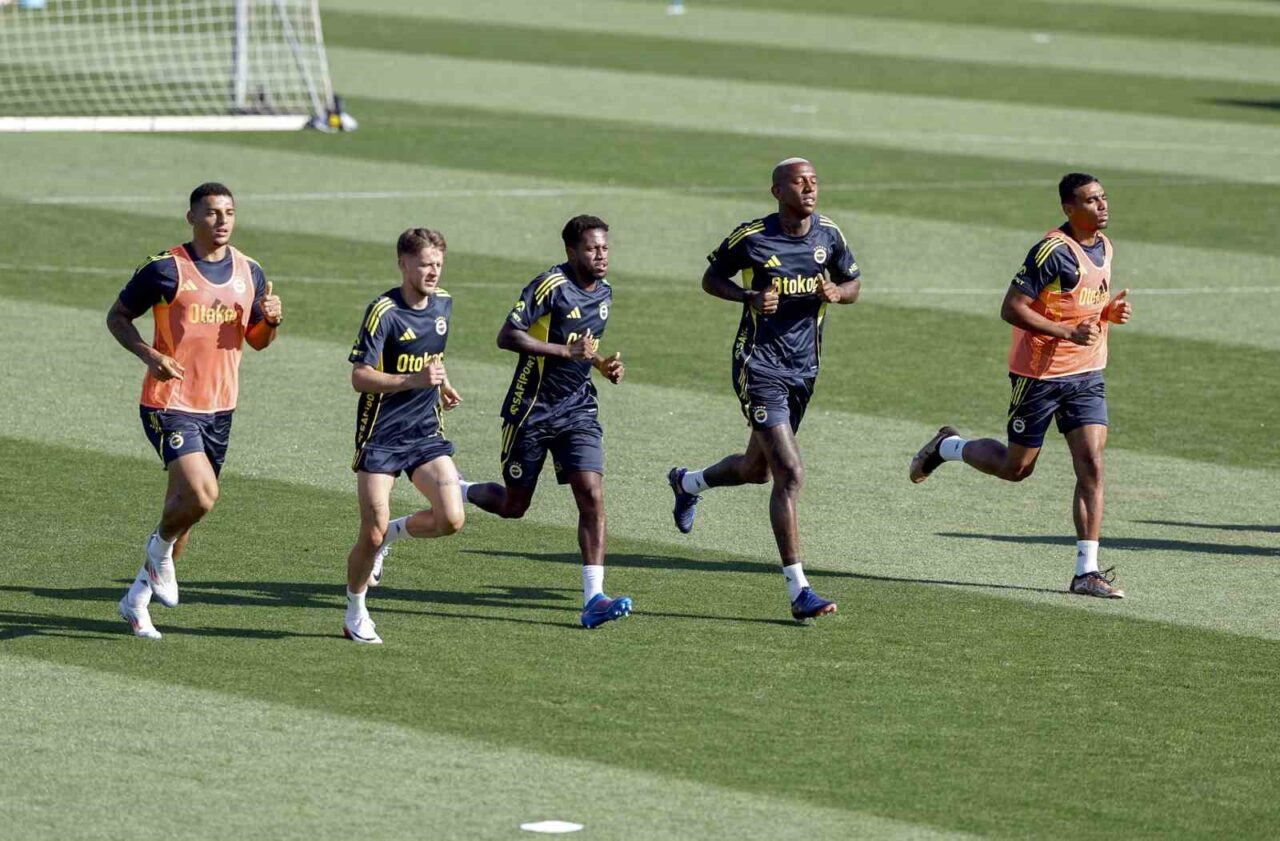 Fenerbahçe, yeni sezon hazırlıklarını akşam saatlerinde yaptığı antrenmanla sürdürdü. Fenerbahçe