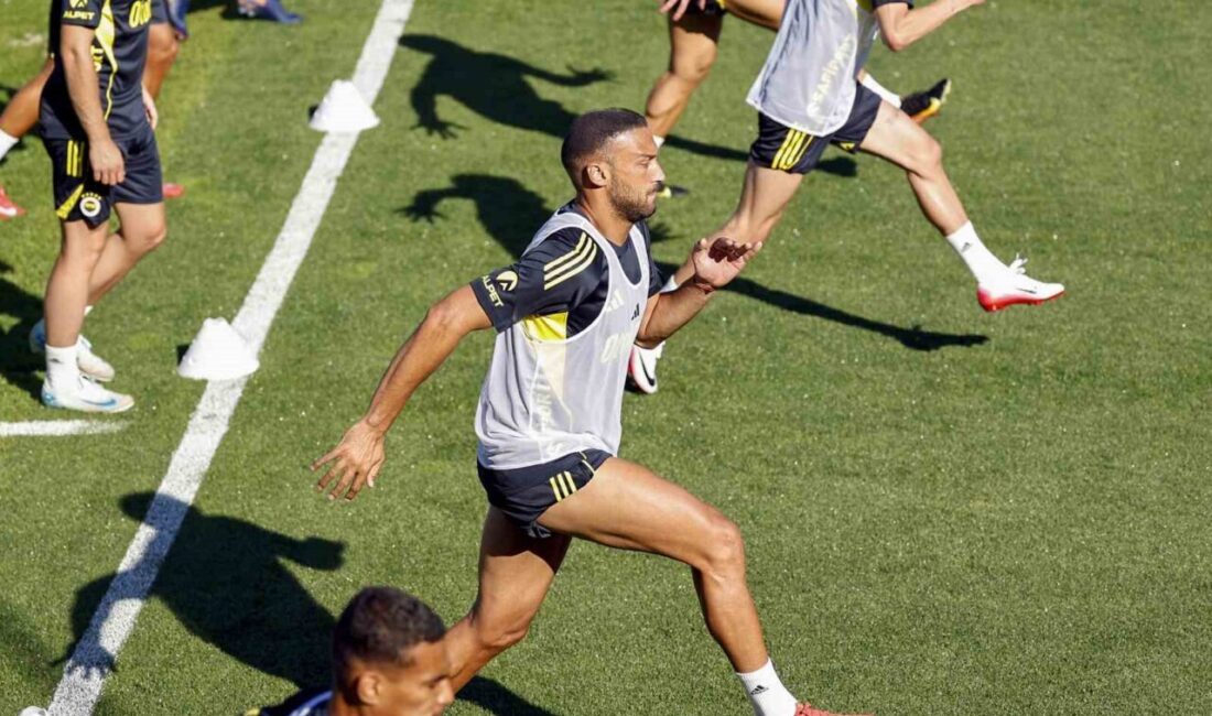 Fenerbahçe, yeni sezon hazırlıklarına yaptığı günün ikinci antrenmanıyla devam etti.