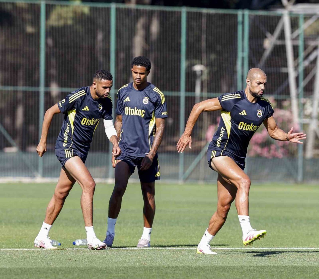 Fenerbahçe, yeni sezon hazırlıklarına akşam saatlerinde yaptığı antrenmanla devam etti.