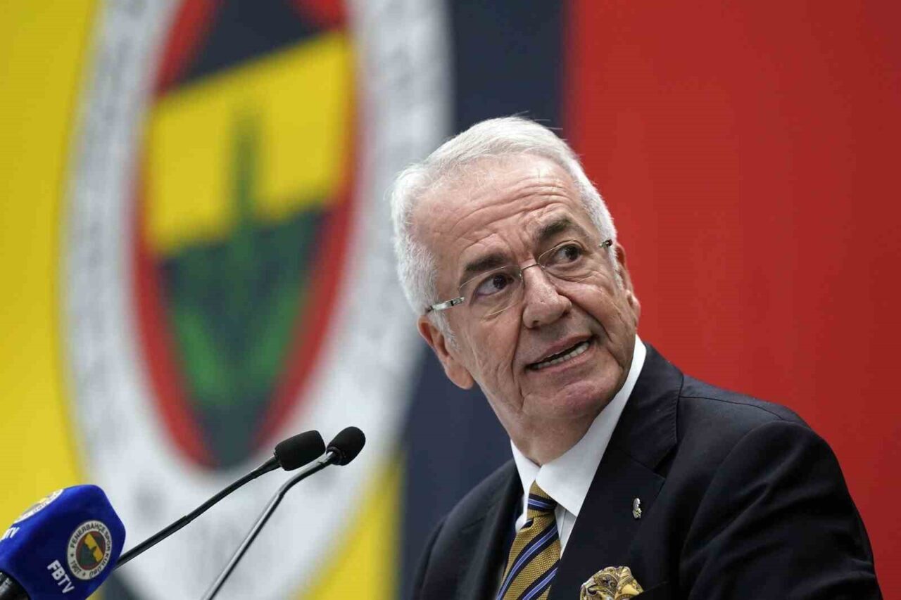 Fenerbahçe Başkan Vekili Erol Bilecik, görevinden istifa ettiğini açıkladı. Sarı-lacivertli
