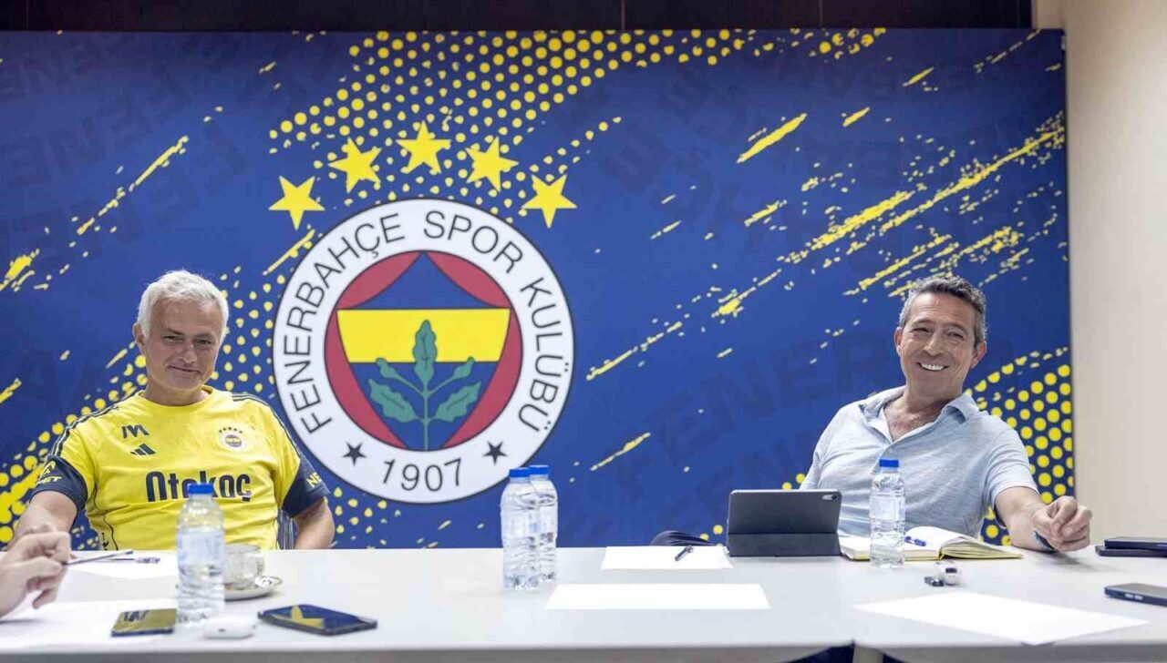 Fenerbahçe’de Başkan Ali Koç önderliğinde transfer zirvesi gerçekleşti. Fenerbahçe Başkanı