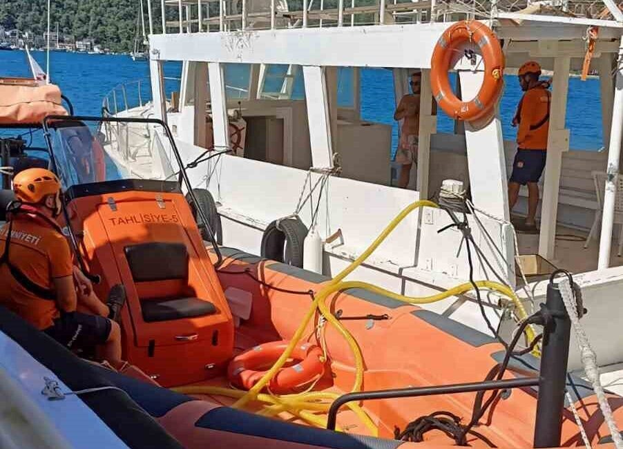 Muğla’nın Fethiye ilçesinde limanda bulunan bir teknenin su alması üzerine