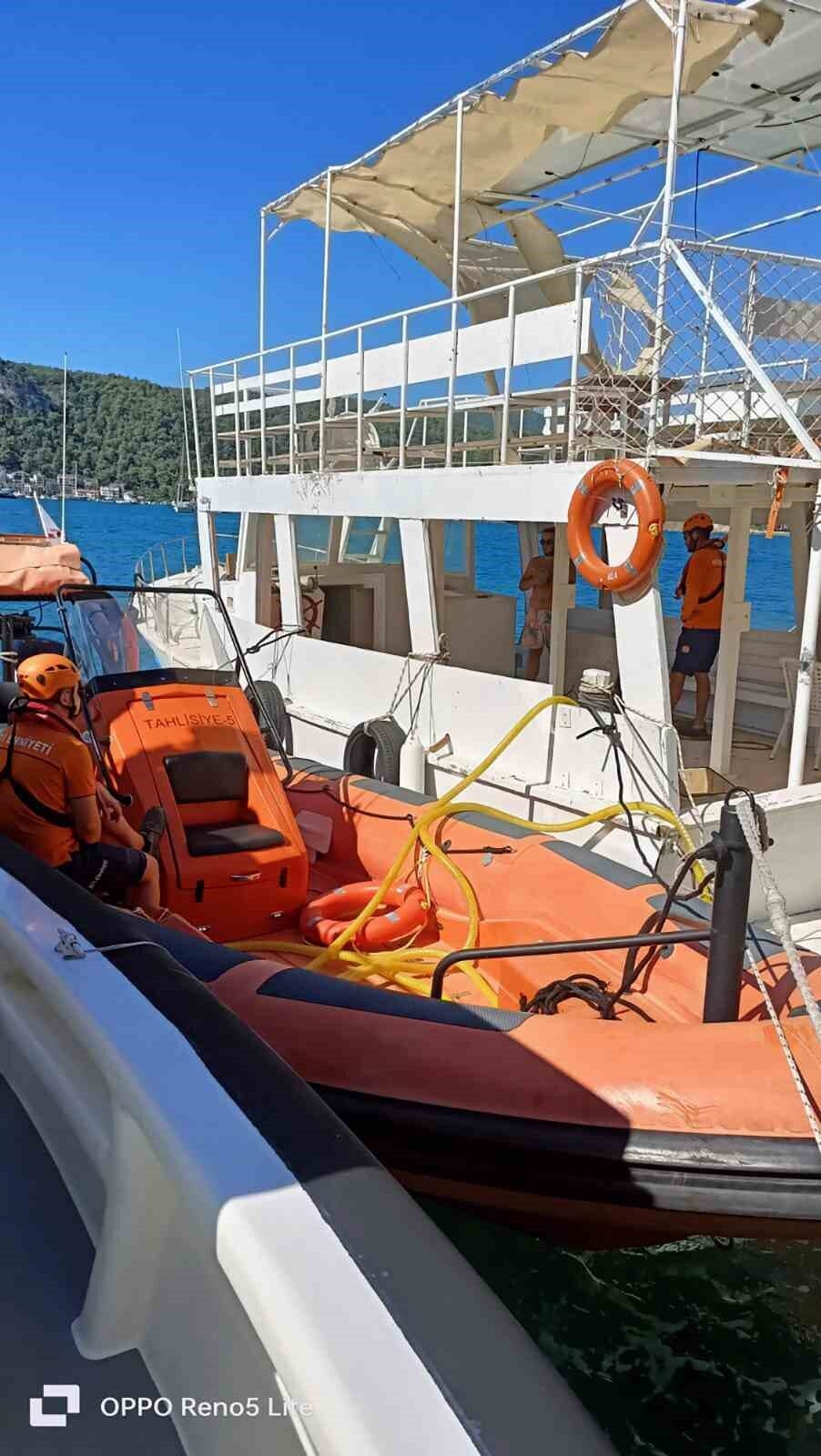 Muğla’nın Fethiye ilçesinde limanda bulunan bir teknenin su alması üzerine