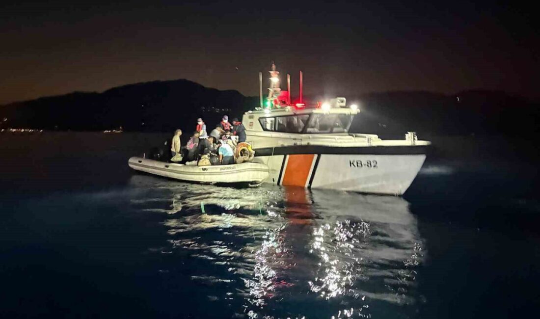 Muğla’nın Fethiye ilçesi açıklarında hareket halindeki fiber karinalı bot içinde
