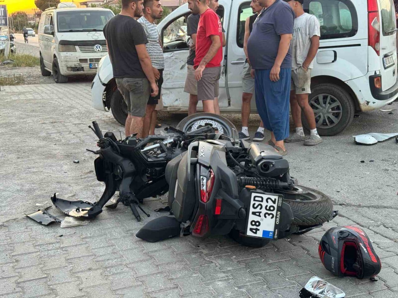Muğla’nın Fethiye ilçesinde motosiklet ile hafif ticari aracın çarpıştığı kazada