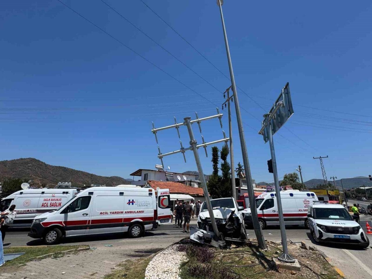 Fethiye’de minibüs ile hafif ticari aracın çarpışması sonucu yaralanan 11