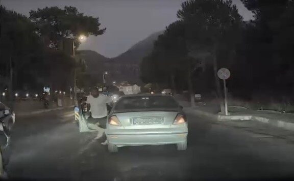 Muğla’nın Fethiye ilçesinde bir sürücü ile selektör yaptığı araçtaki kişiler