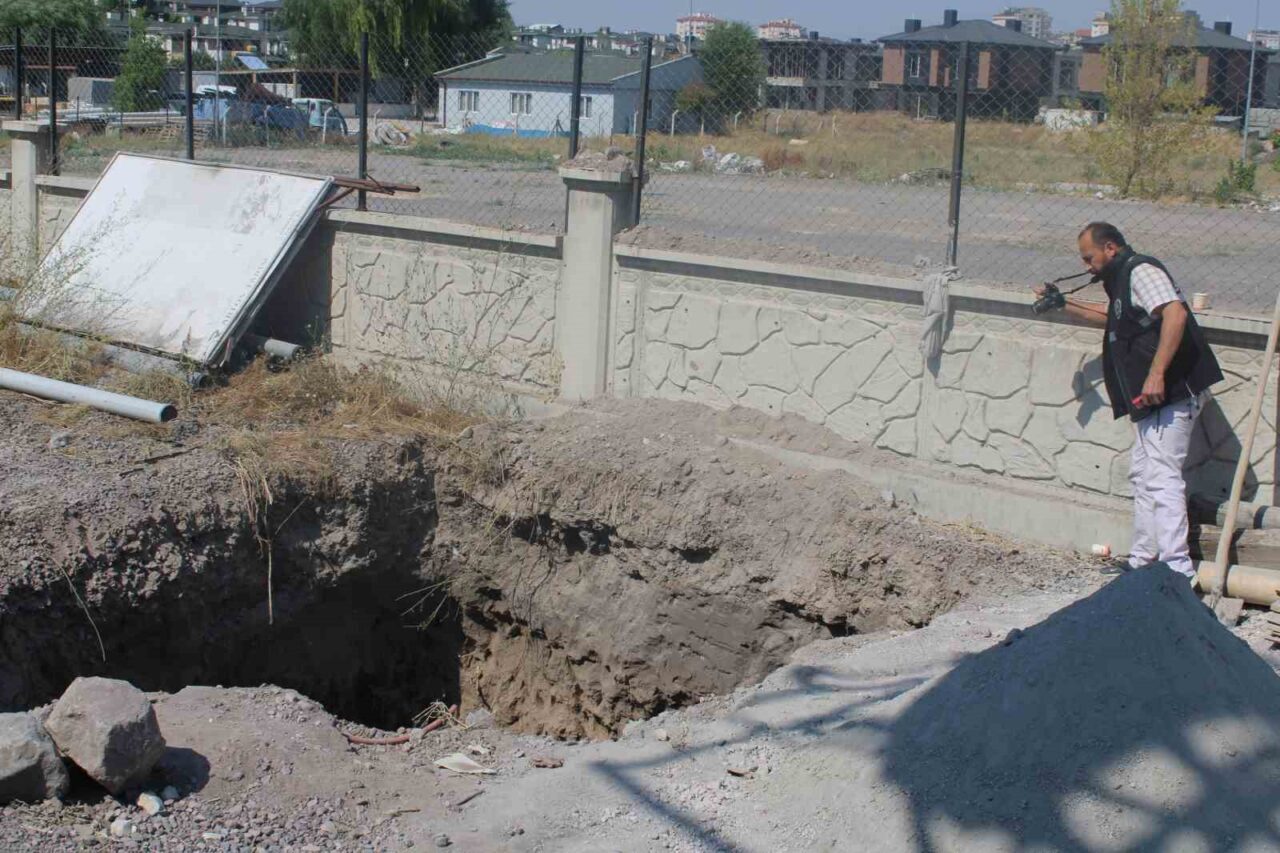 Kayseri’nin Melikgazi ilçesinde foseptik çukuru inşaatında üzerine taş düşen işçi,
