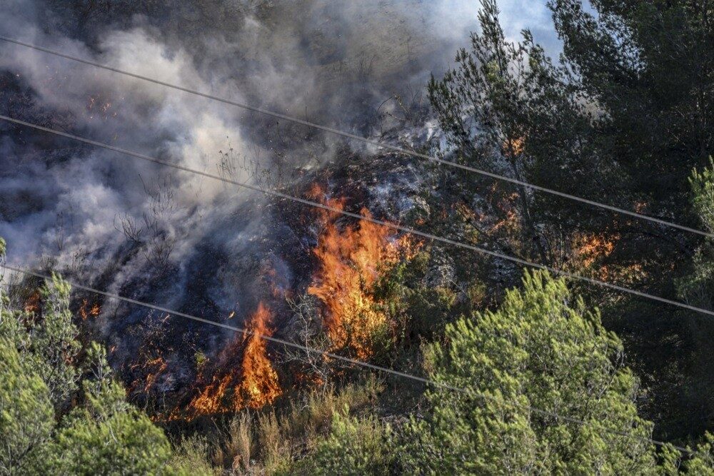 Fransa’nın Marsilya şehri yakınlarında Pennes-Mirabeau komününde dün başlayan orman yangında