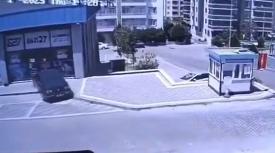 Gaziantep’te fren yerine gaza basan sürücünün kontrolünden çıkan otomobil dükkana