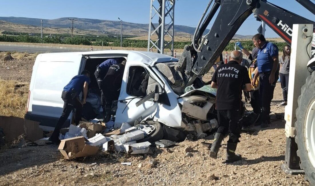Malatya’nın Akçadağ ilçesinde freni boşalan hafif ticari araç aydınlatma direğine