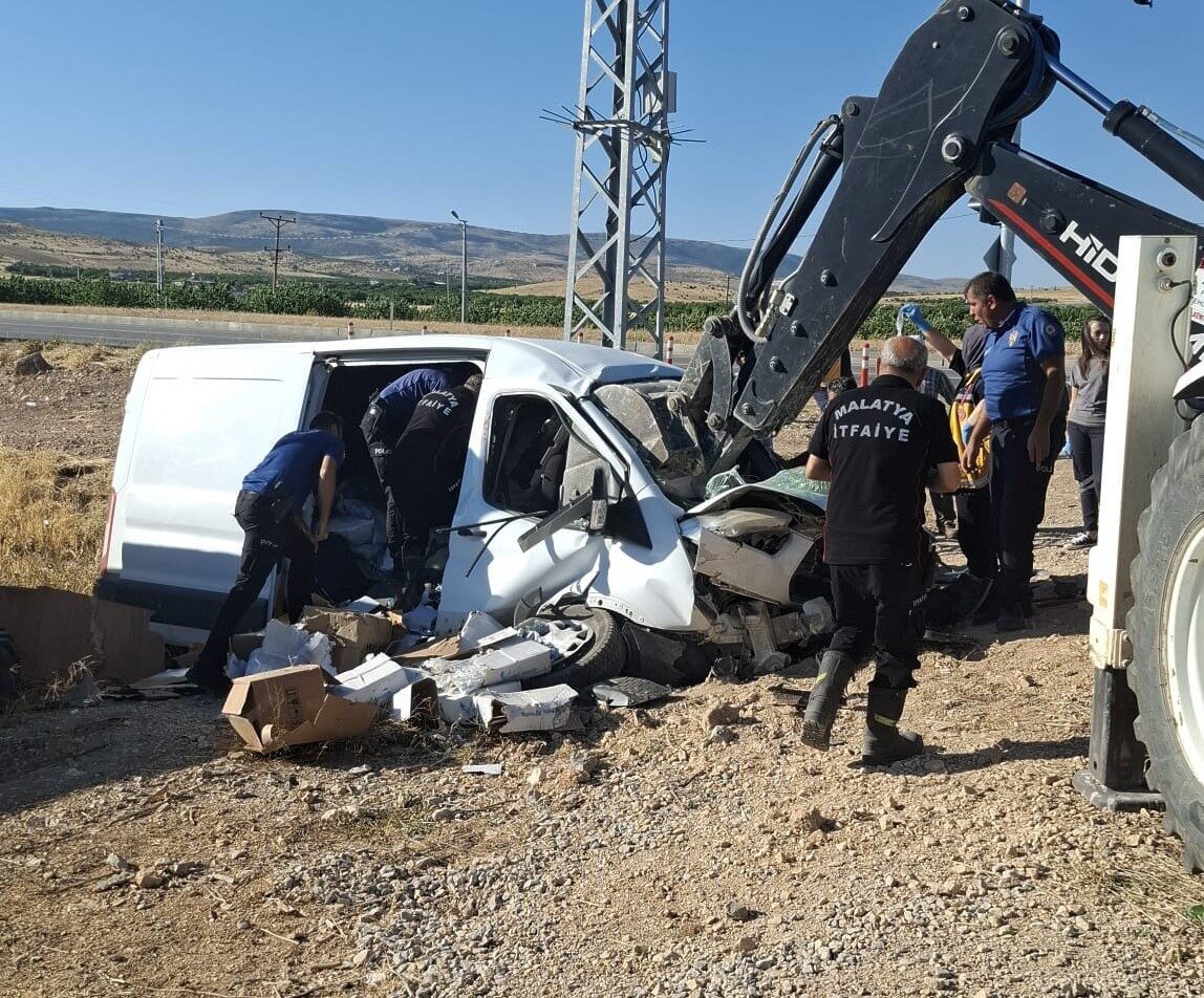 Malatya’nın Akçadağ ilçesinde freni boşalan hafif ticari araç aydınlatma direğine