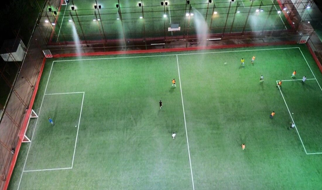 Hava sıcaklıklarının 38 dereceyi gördüğü Düzce’de bir halı saha işletmecisi,