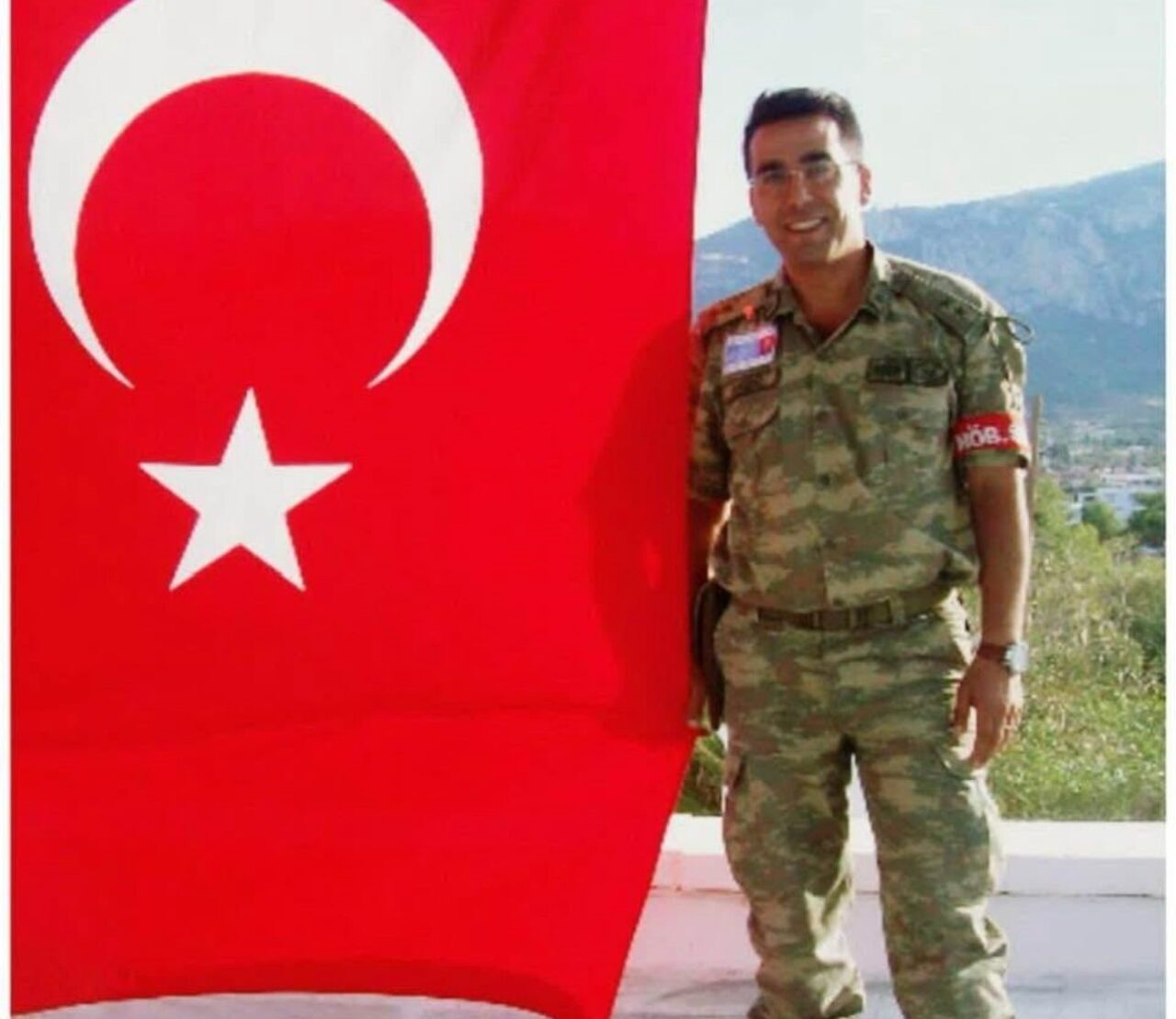 Samsun’da halı sahada futbol oynarken kalp krizi geçiren emekli yüzbaşı